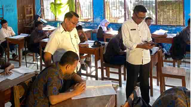 Kepala Dinas Pendidikan Pangkajene dan Kepulauan, Dr. Sabrun Jamil, S.Pi. M.P., Lakukan Kunjungan ke SMPN 1 Bungoro untuk Mengecek Pelaksanaan Ujian Kelas IX